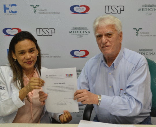 A Biomédica Fátima Morais, recebe das mãos do Prof. Dr. Fagundes, o Certificado de Palestrante do 87 Fórum de Debates do CEADS.