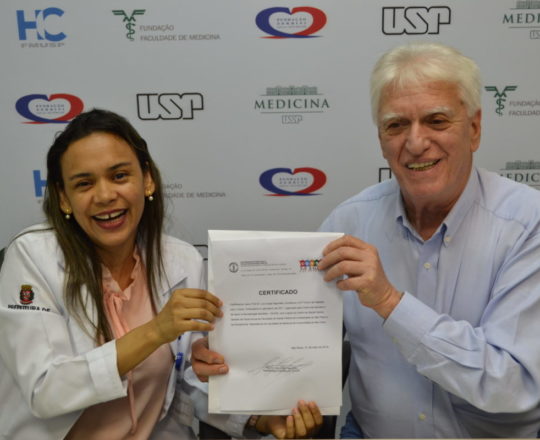 A Biomédica Fátima Morais faz a entrega do Certificado de Coordenador do 87 Fórum do CEADS ao Prof. Dr. Fagundes.