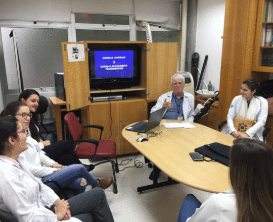 O Prof. Dr. Fagundes e os Estagiários de DST de junho de 2019, durante Palestra sobre DST