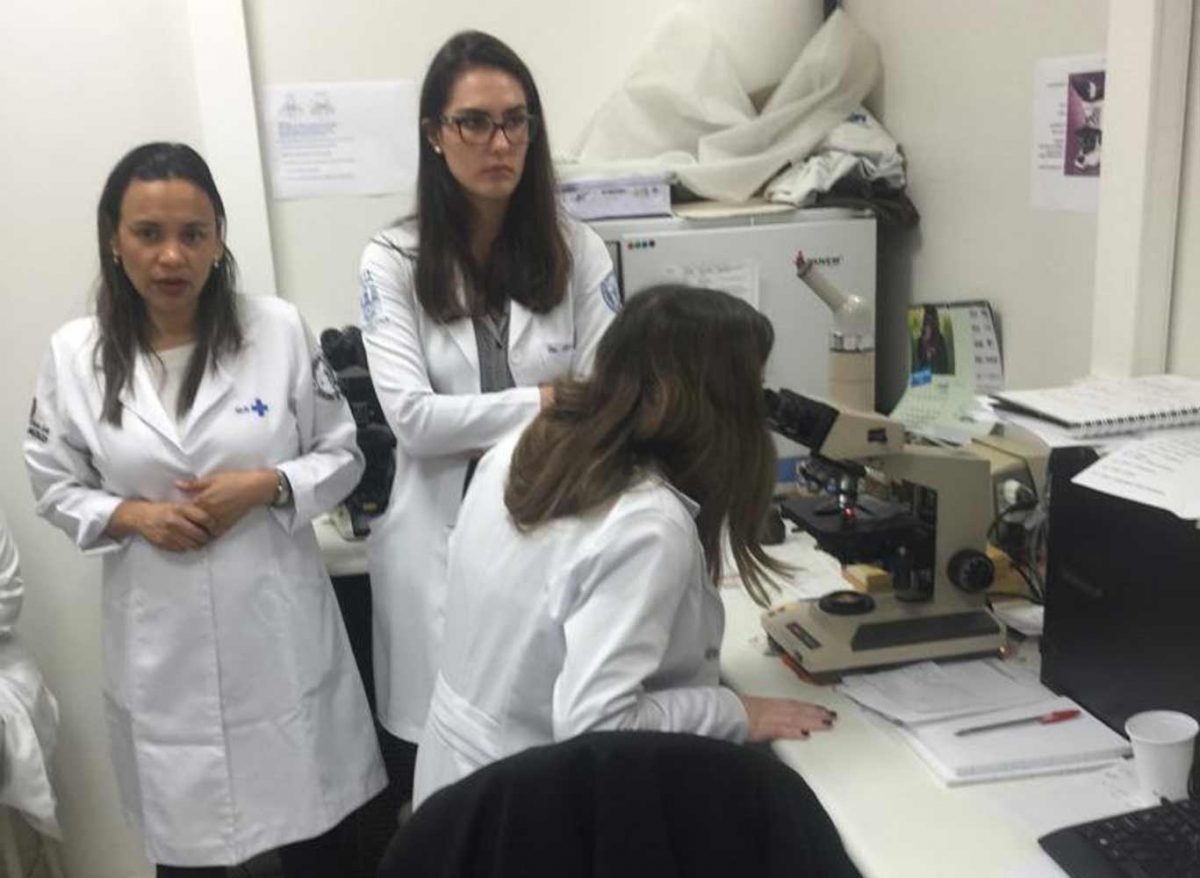 A Biomédica Fátima Morais e às Estagiarias de DST, durante a Exposição de lâminas  do acervo do CEADS
