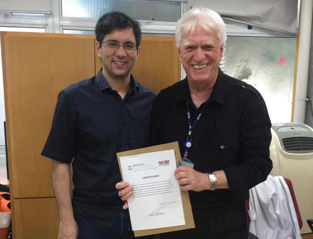 O Prof. Dr. Fagundes faz entrega do Certificado de Palestrante ao Prof. Gustavo Haramura