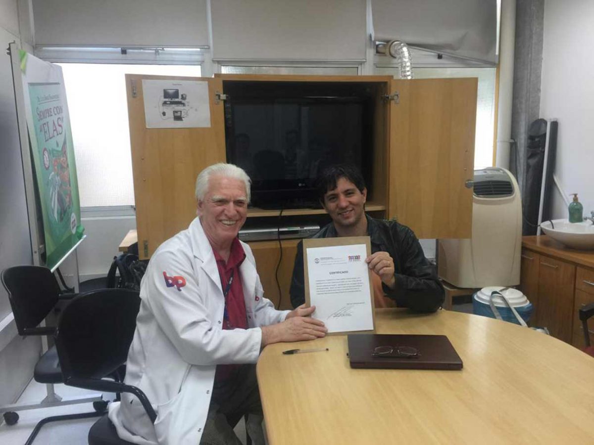 O Prof. Gustavo Haramura recebe do Prof. Dr. Fagundes o Certificado de Palestrante
