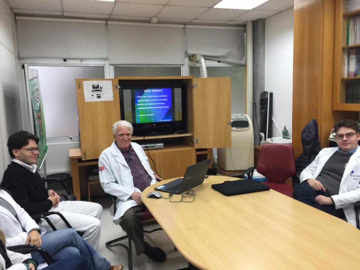 O Prof. Dr. Fagundes e os Estagiários de DST de julho de 2019, durante Palestra sobre Sifilis Congênita