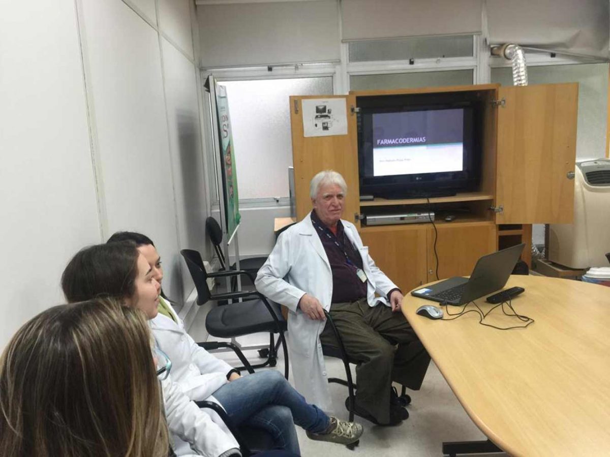 O Prof. Dr. Fagundes e às Estagiarias de DST de julho de 2019, durante a Palestra sobre Crioterapia e Farmacodermias
