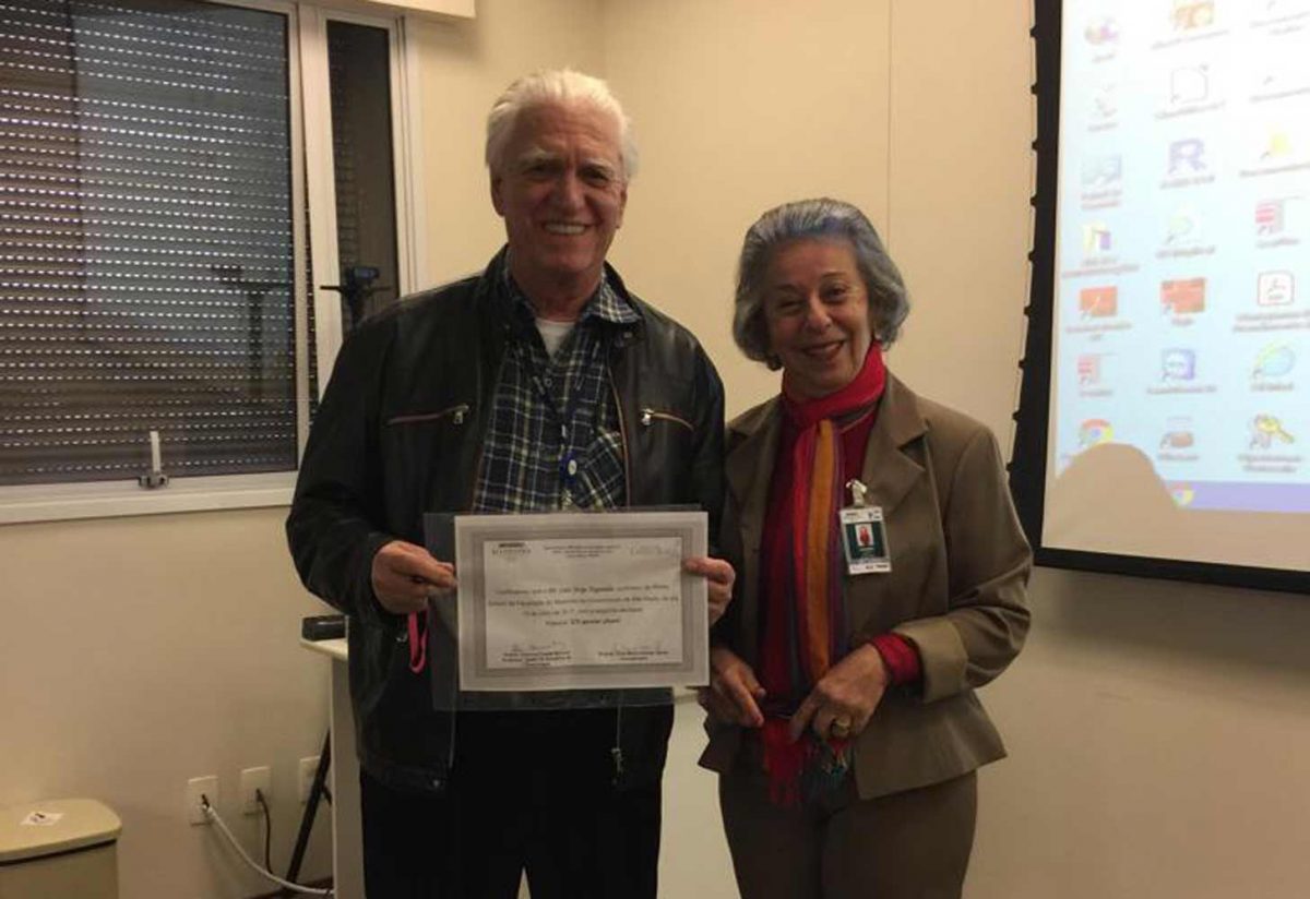 A Profa. Dra Lana Aguiar entrega ao Prof. Dr. Fagundes o Certificado de Palestrante