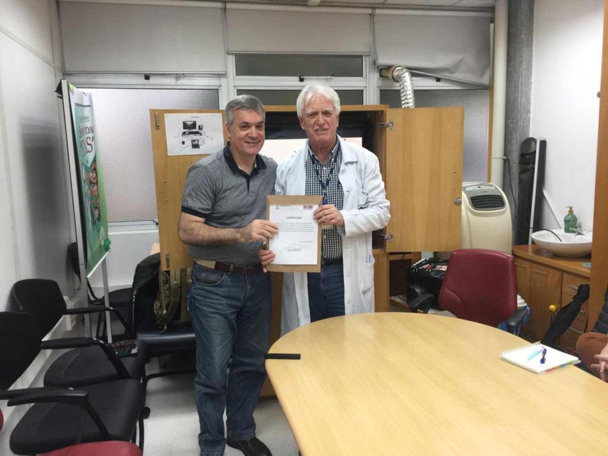 O Prof.Dr. Fagundes faz a entrega do Certificado de Palestrante ao Prof. Lucas Blanco