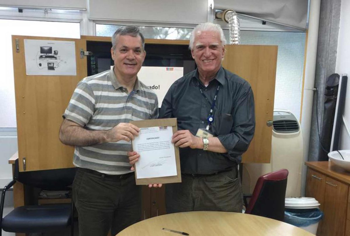 O Prof.Dr.Fagundes faz entrega do Certificado de Palestrante ao Prof. Lucas Blanco
