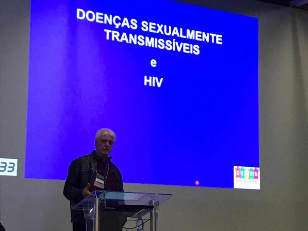 O Prof. Dr. Fagundes, durante sua Palestra sobre DST e HIV no V COPID