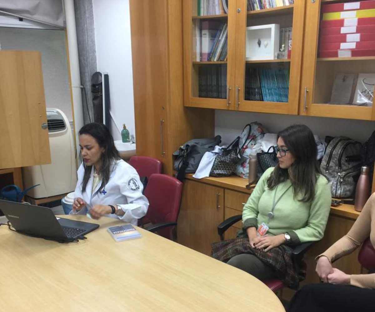A Biomedica Fátima Morais e os Estagiários de DST de agosto de 2019, durante a apresentação do site do CEADS