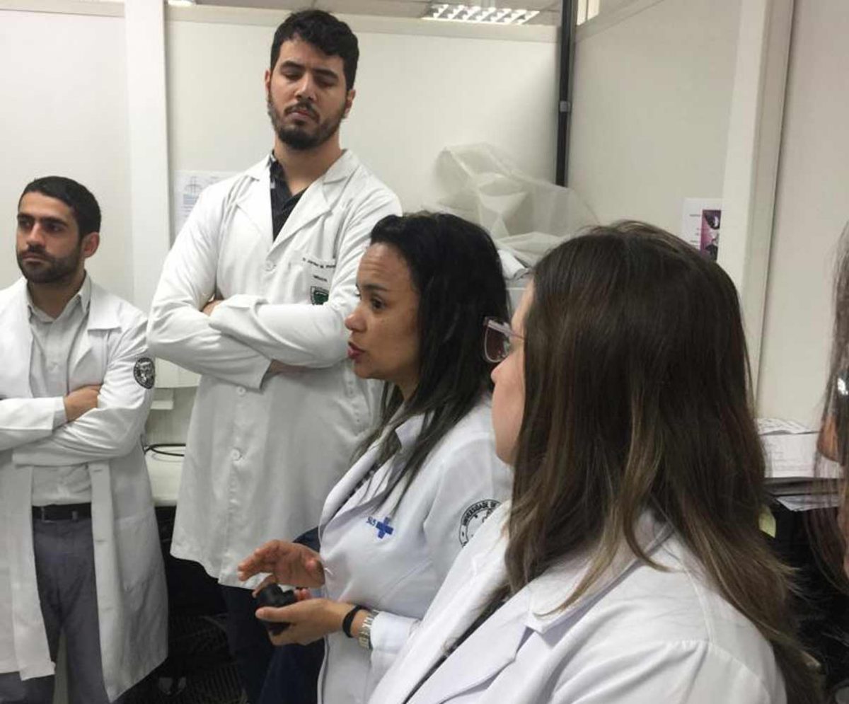 A Biomédica  Fatima Morais e os Estagiários de DST de agosto de 2019, durante a apresentação do acervo do CEADS.