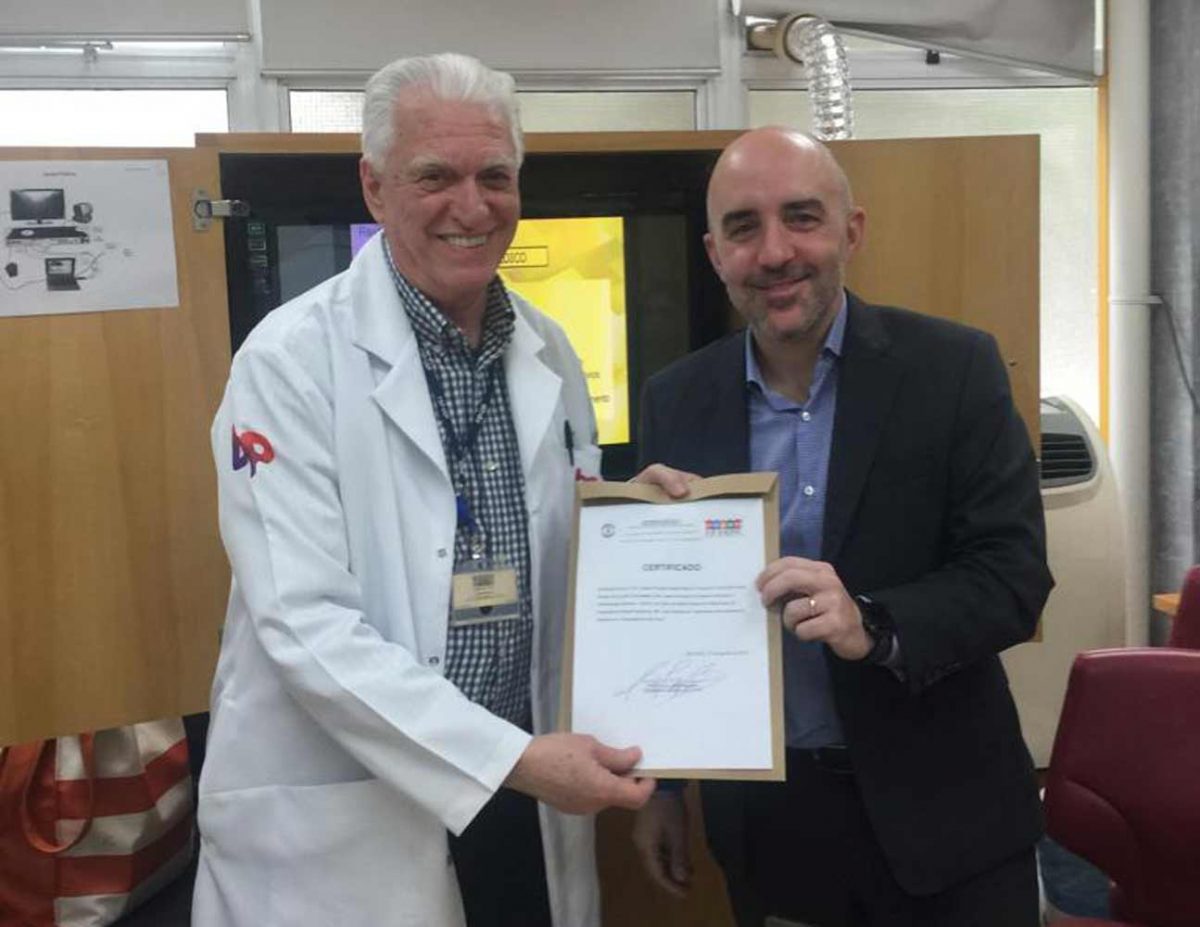 O Prof.Dr. Fagundes entrega o Certificado de Palestrante ao Prof. Gustavo Ferreira