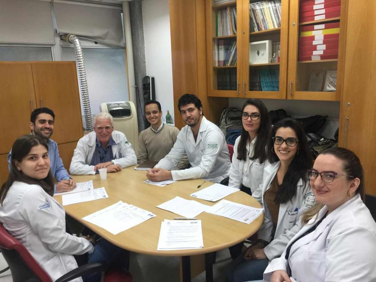 O Prof. Dr. Fagundes e os Estagiários de DST de agosto de 2019, durante a realização das provas iniciais