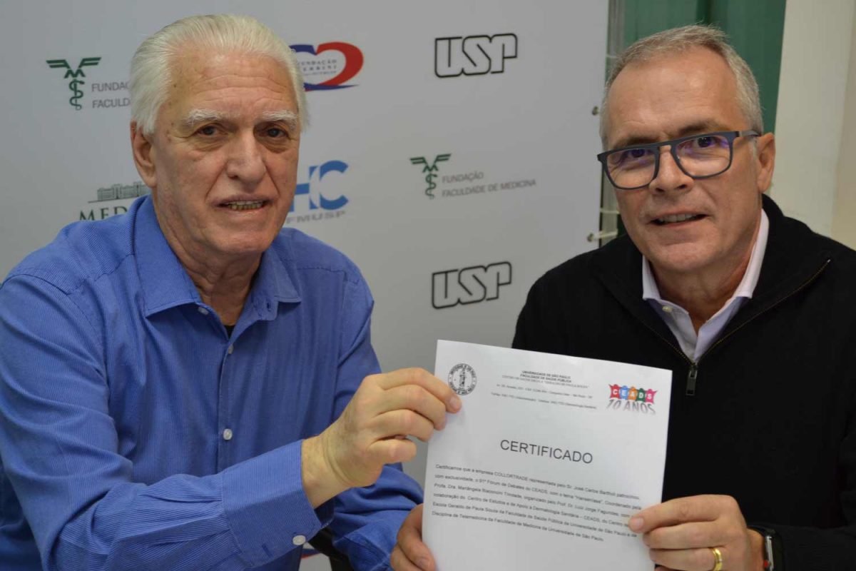 O Prof. Dr. Fagundes, entrega ao Sr. José Carlos Bartholi da Empresa Colortrade, o Certificado de Patrocinador Exclusivo do 91 Fórum de Debates do CEADS.