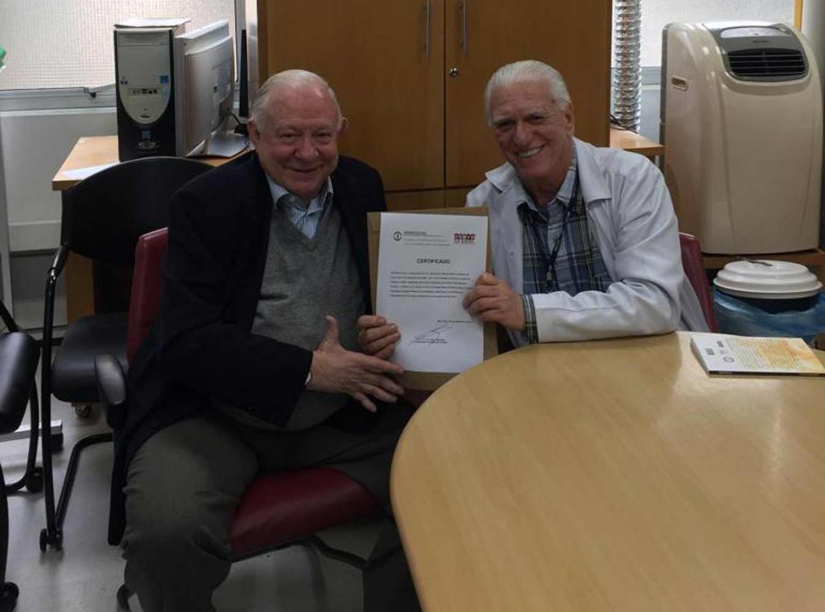 O Prof.Dr. Fagundes faz entrega do Certificado de Palestrante ao Prof. Dr. Sidnei Martini