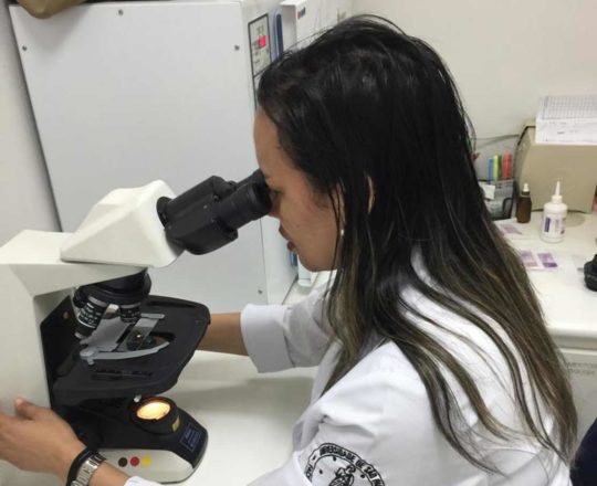 A Biomedica Fátima Morais, durante a preparação das Lâminas de DST