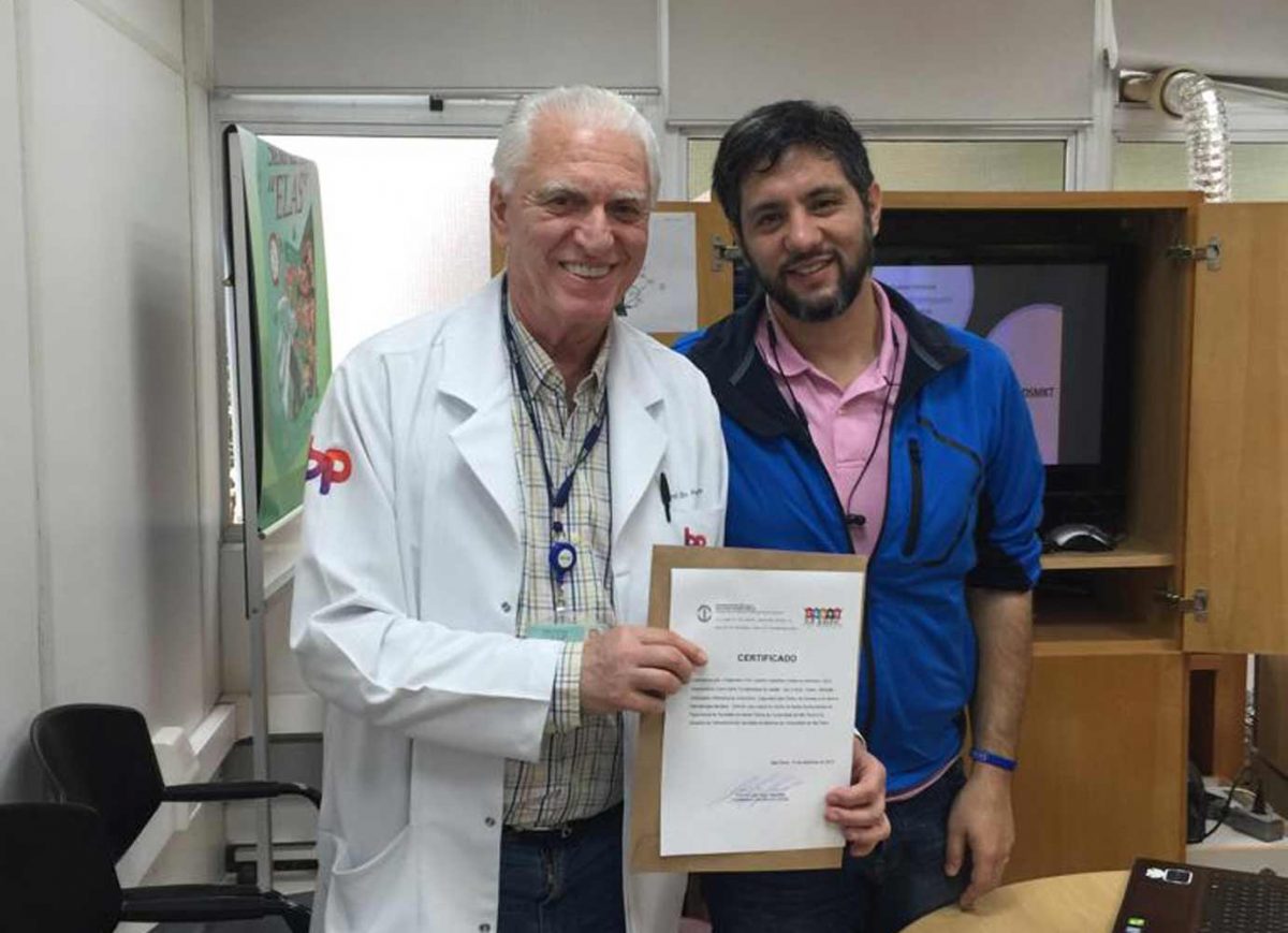 O Prof. Dr. Fagundes entrega o Certificado de Palestrante ao Prof. Gustavo Haramura