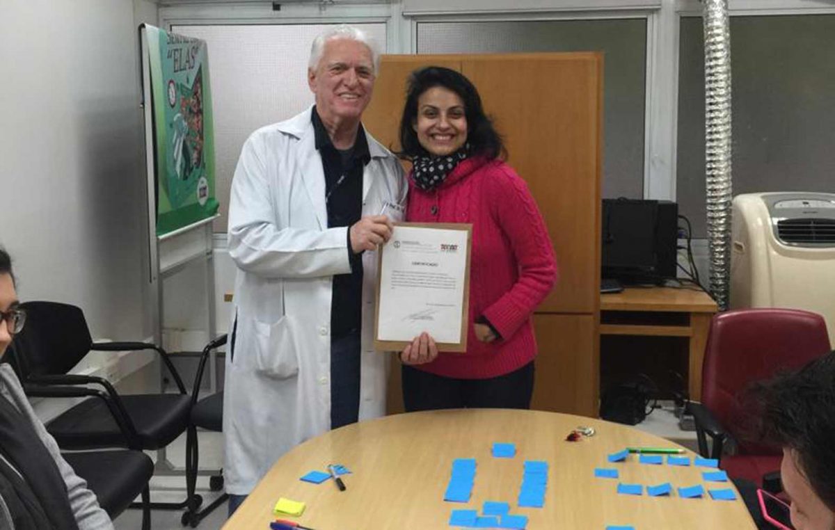 O Prof. Dr. Fagundes faz a entrega do Certificado de Palestrante a Profa. Joyce Brites