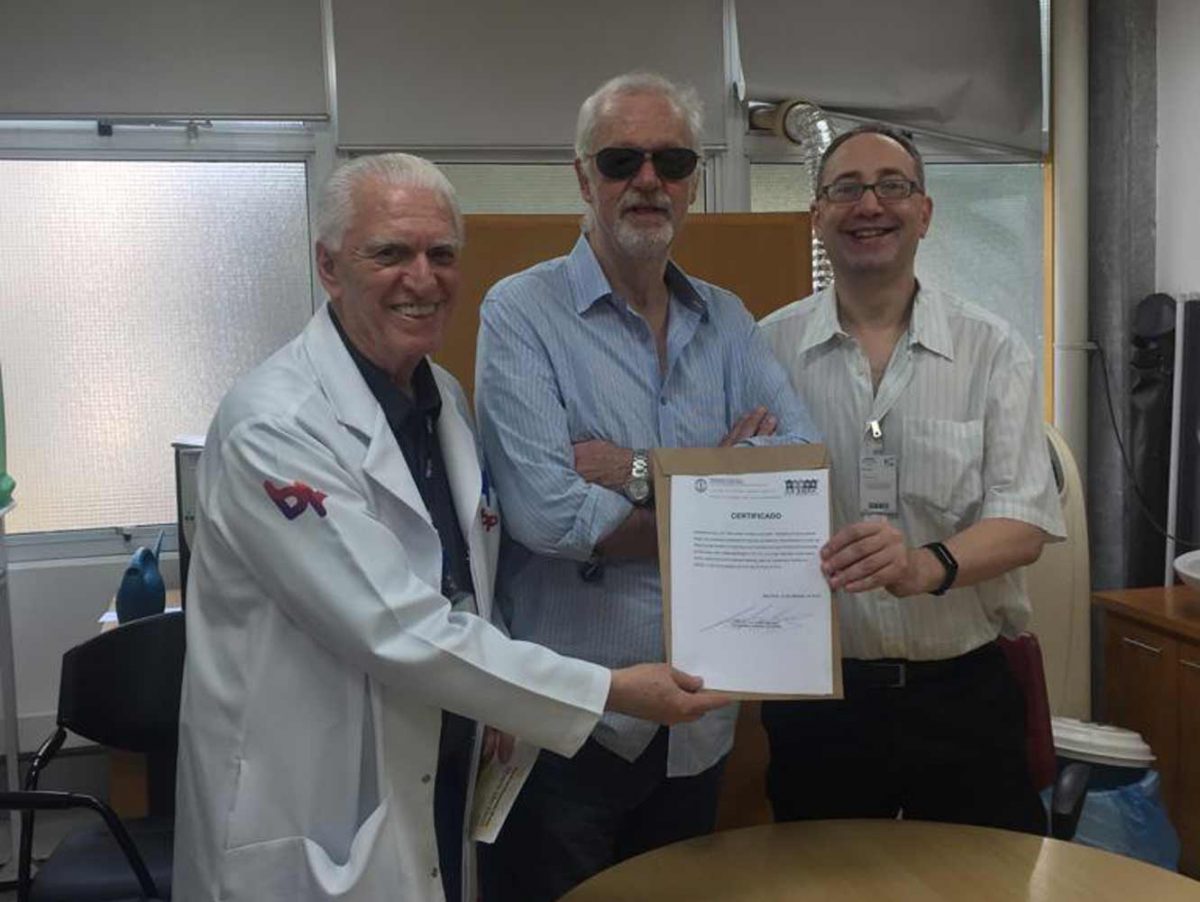 O Prof.Dr. Fagundes entrega o Certificado de Palestrante ao Prof. Theo Lerner, na presença do Cineasta Ugo Giorgetti