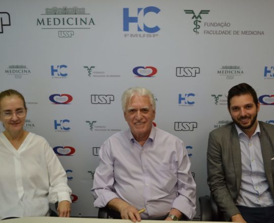 A Profa. Cecília Bortoletto, o Prof. Dr. Luiz Jorge Fagundes e o Sr. Carlos Viaro, durante o Fórum sobre Onde Fazer a Pesquisa Clínica.