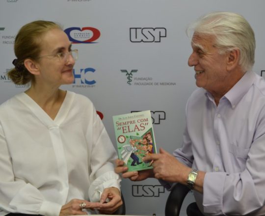 O Prof. Dr. Fagundes entrega o seu livro “Sempre com Elas, sobre DST à Profa. Cecília Bortoletto