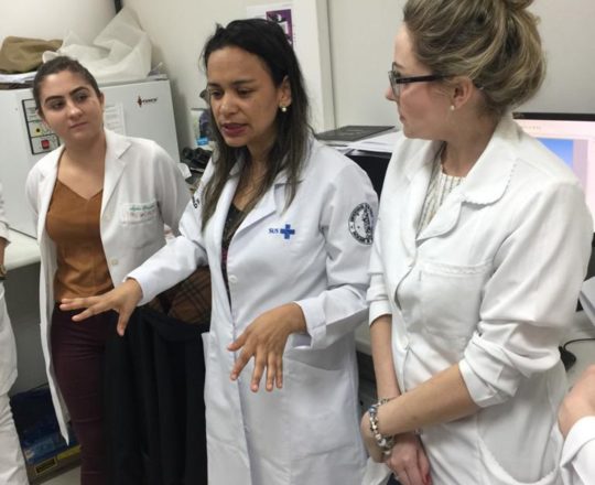 A Biomedica Fátima Morais e os Estagiários de DST de outubro de 2019, durante a Aula Prática de DST