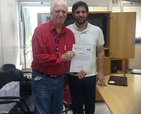 Prof.Dr. Fagundes faz a entrega do Certificado de Palestrante ao Prof. Gustavo Haramura