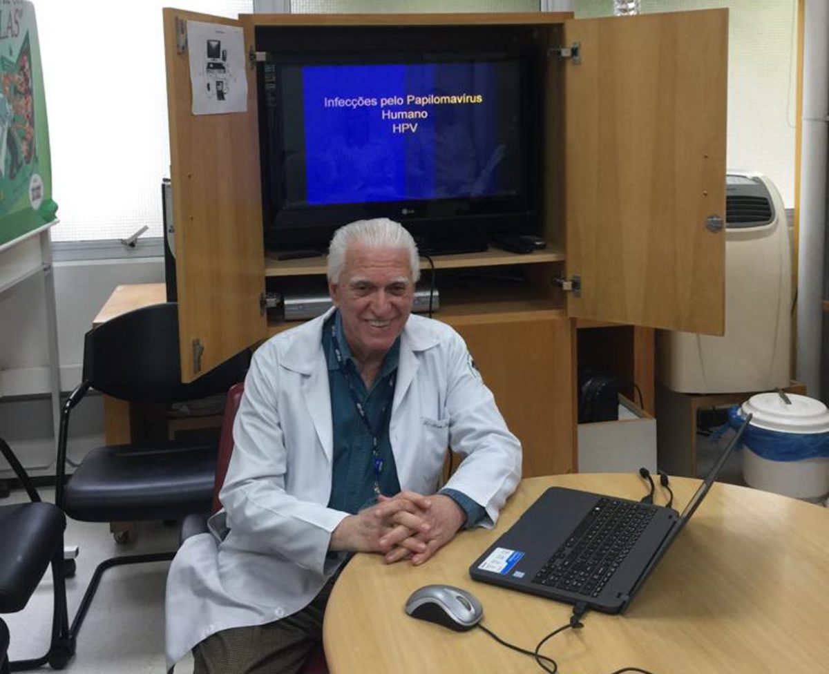 O Prof. Dr. Fagundes durante a Palestra sobre HPV