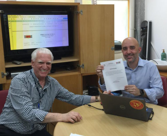 O Prof. Dr. Fagundes faz entrega do Certificado de Palestrante ao Prof. Gustavo Ferreira