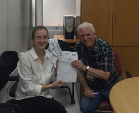 O Prof. Dr. Fagundes faz entrega do Certificado de Palestrante a Profa. Cecilia Bortoletto