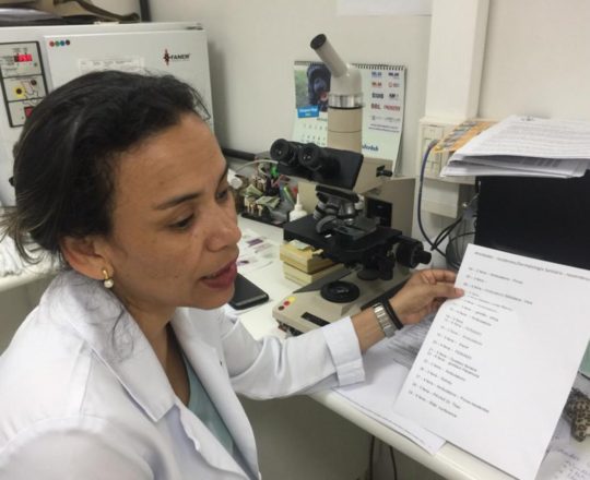 A Biomedica Fátima Morais expõe o cronograma das aulas do Estágio de DST de novembro de 2019