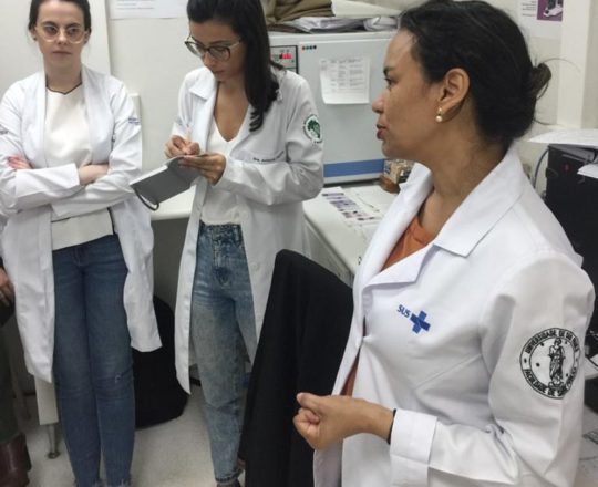 A Biomédica Fátima Morais, durante Aula Prática de DST