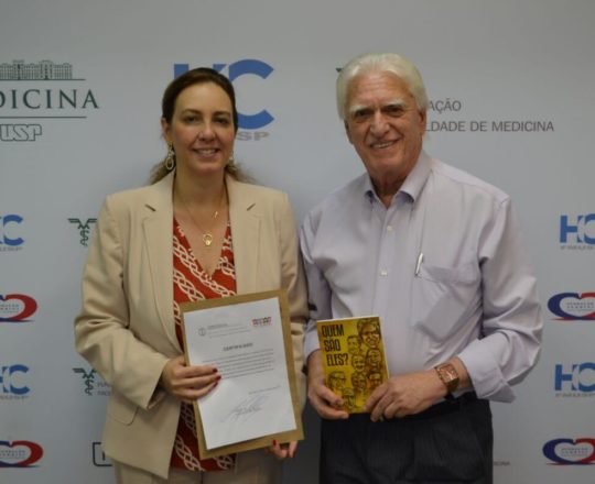 A Dra. Eliandre Palermo de posse do Certificado de Palestrante e o Prof. Dr. Fagundes com seu livro sobre a Hanseníase “Quem São Eles”.