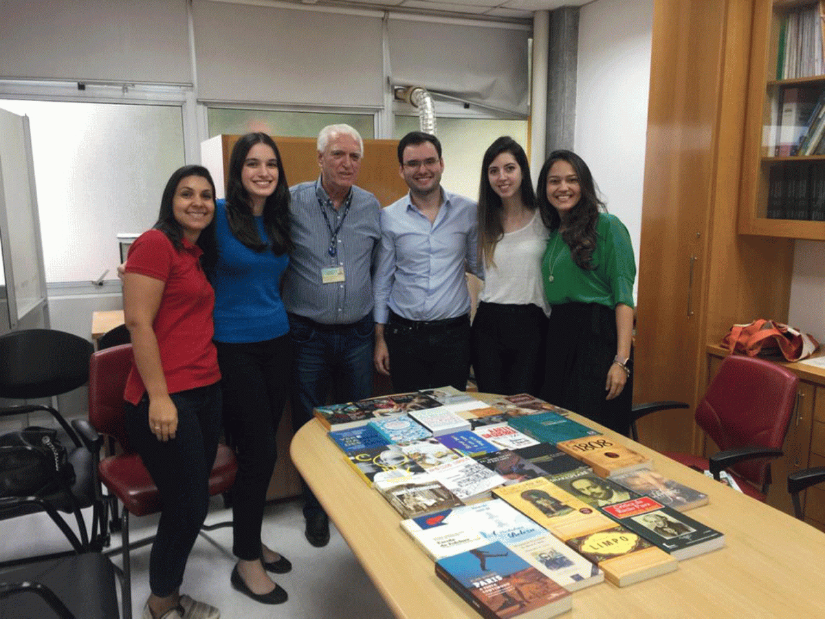 O Prof. Dr.Fagundes e os Estagiários de DST de janeiro de 2020, durante a apresentação dos livros