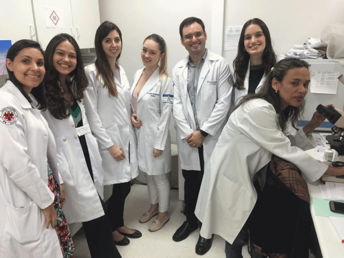 A Biomédica Fátima Morais e os Estagiários de DST, durante a apresentação do acervo de Lâminas do CEADS.