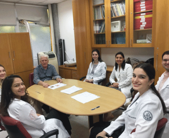 O Prof. Dr. Fagundes e os Estagiários de DST, durante a realização das provas, Teórica e Prática