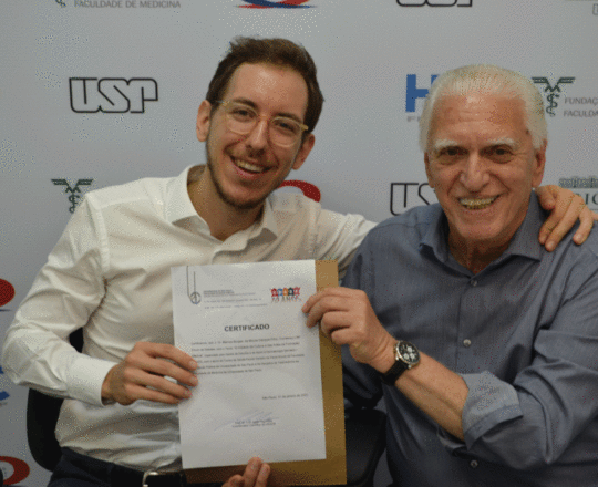 O Dr. Marcos Moura recebe do Prof. Dr. Luiz Jorge Fagundes o Certificado de Palestrante do Fórum.