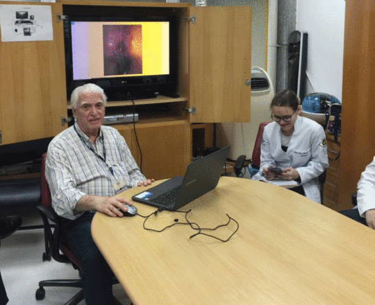 O Prof. Dr. Fagundes, durante a exposição do acervo de imagens do CEADS