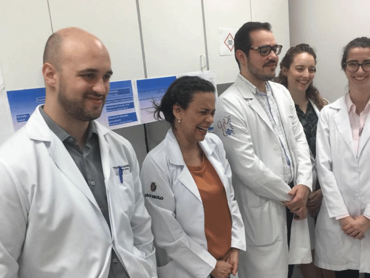 A Biomédica Fátima Morais, com os Estagiários de DST de fevereiro de 2020, durante a Aula Prática