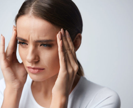 Estigma da acne aumenta estresse, gera dores de cabeça e prejudica sono.