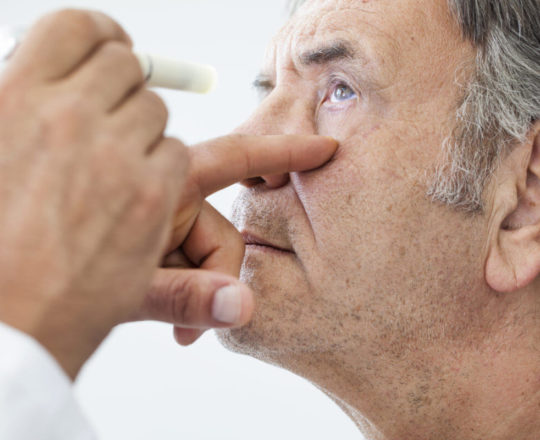 Melanoma ocular não tem sintomas; exames de rotina ajudam na prevenção.