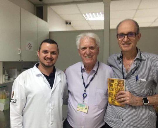 O Técnico de Enfermagem Rodrigo de Souza Santos e os Professores Dr. Luiz Jorge Fagundes e Mário Cezar Pires.