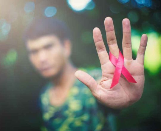 Campanhas contra HIV ainda não atingem idosos e jovens gays, dizem médicos.
