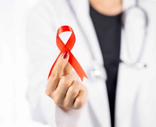 Diálogo é essencial para tratar HIV; veja como melhorar relação com médico.