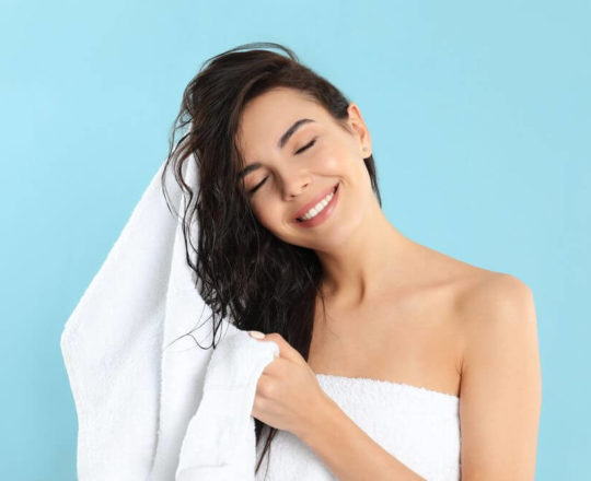 Faz mal à saúde: conheça 6 motivos para não dormir com os cabelos molhados.