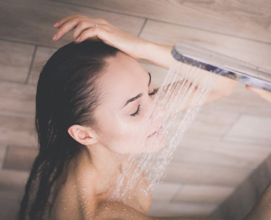 Ph, temperatura e até encanamento: água do banho muda seu cabelo. Entenda.